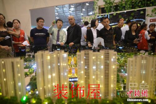 杭州楼市新政发酵 市场正在悄悄发生改变 资料图:售楼员为民众推荐商品房户型。 韦亮 摄